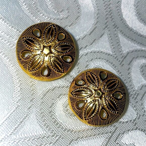 Vintage round clip on medallion earrings in gold tone about 1 inch diameter - Picture 3 of 6
